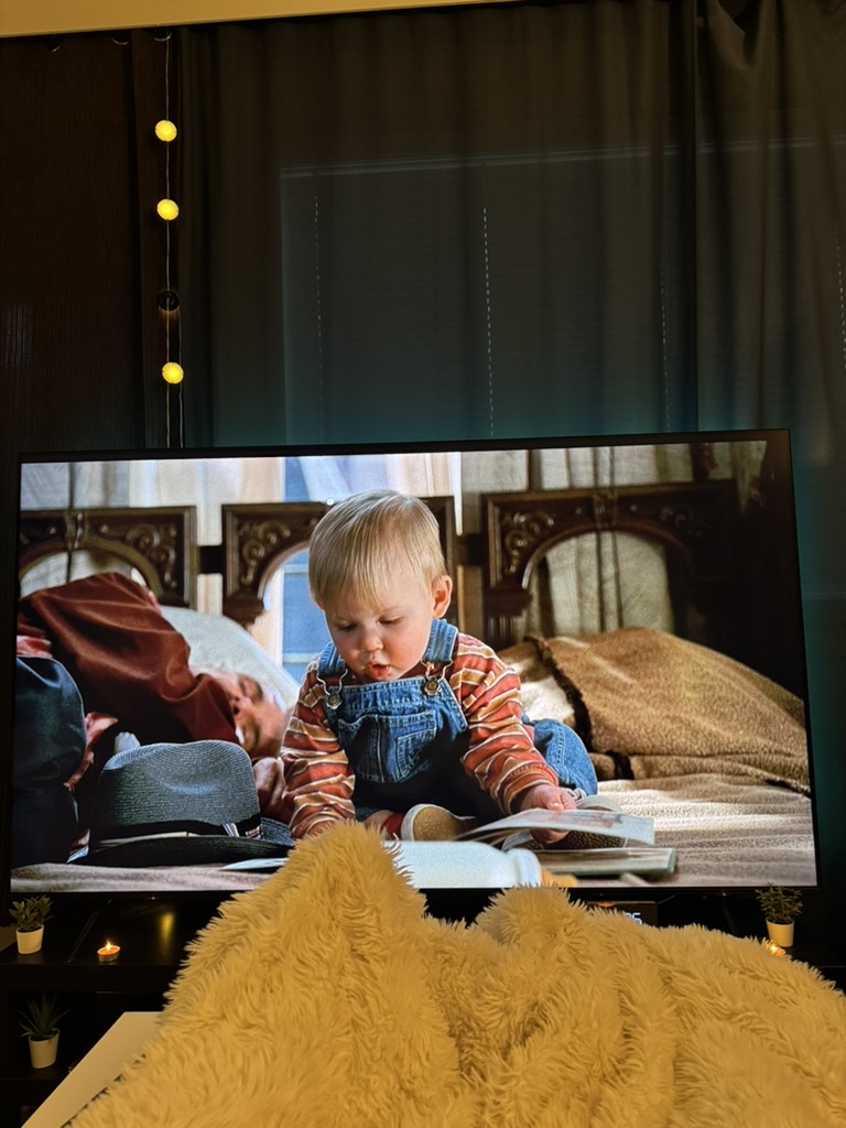 Eric and Sade cozy together during Christmas